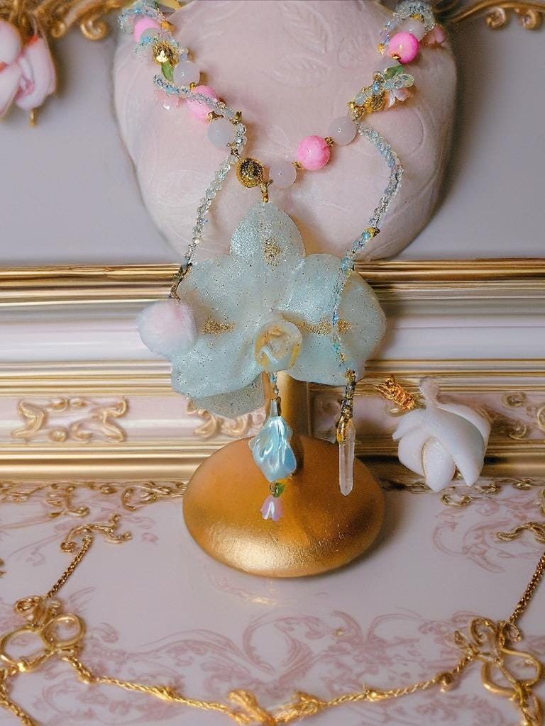 Collier orchidée " sourire d'ange " en quartz rose , perles d’eau douce & cristal , fleur résiné à la main , bijou féerique romantique