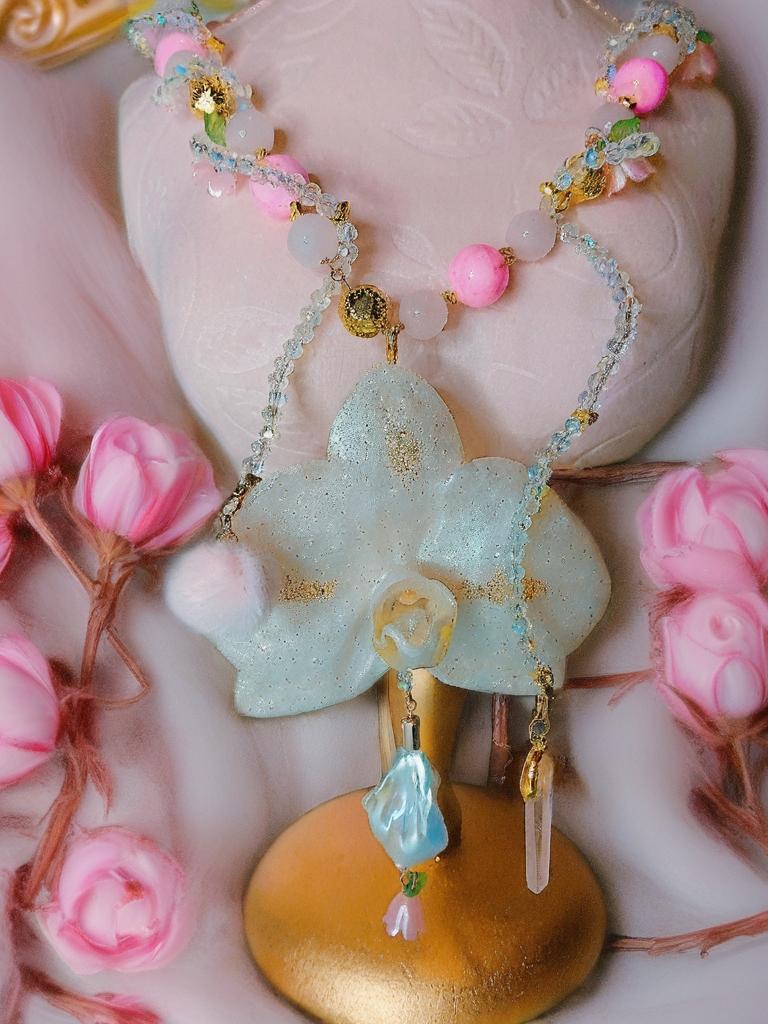 Collier orchidée " sourire d'ange " en quartz rose , perles d’eau douce & cristal , fleur résiné à la main , bijou féerique romantique