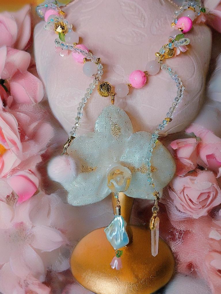 Collier orchidée " sourire d'ange " en quartz rose , perles d’eau douce & cristal , fleur résiné à la main , bijou féerique romantique