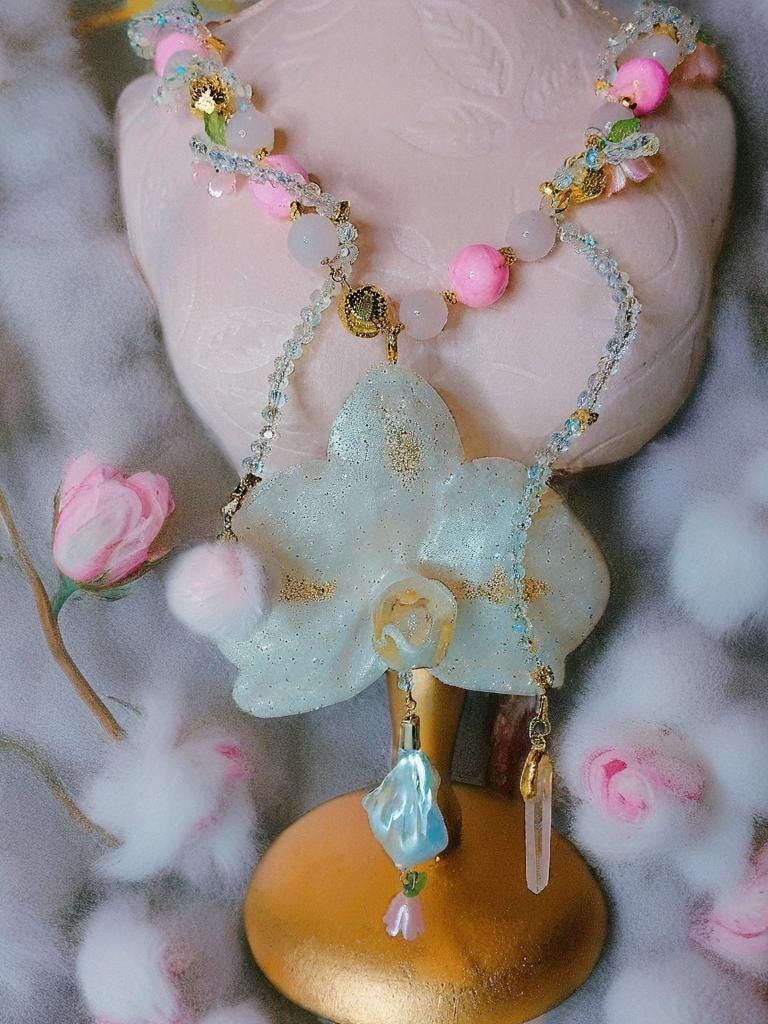 Collier orchidée " sourire d'ange " en quartz rose , perles d’eau douce & cristal , fleur résiné à la main , bijou féerique romantique