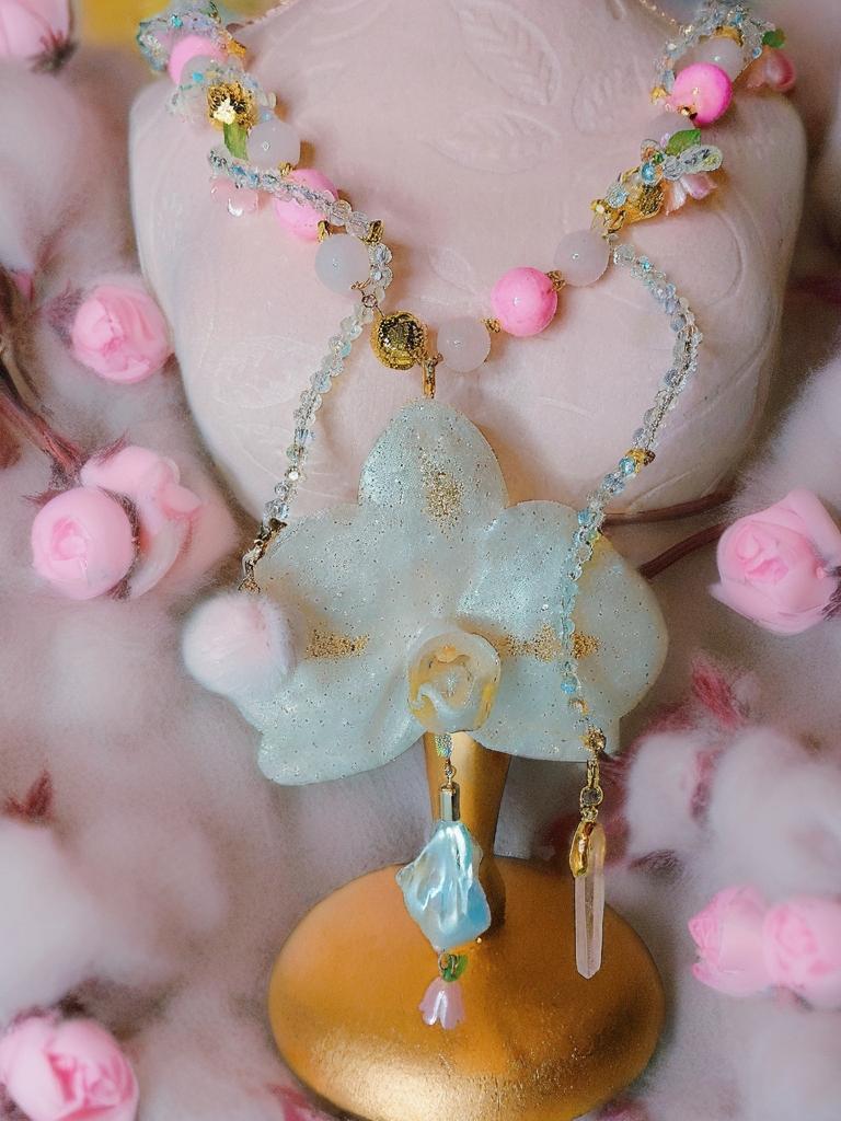 Collier orchidée " sourire d'ange " en quartz rose , perles d’eau douce & cristal , fleur résiné à la main , bijou féerique romantique