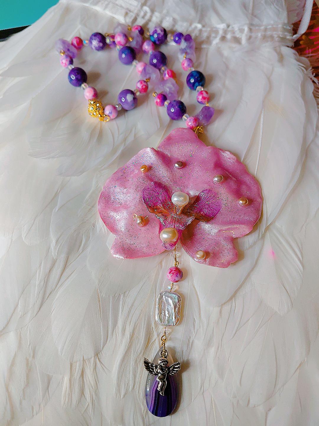 Collier orchidée rêves des anges en améthyste naturelle, perles d’eau douce & jaspe – Bijou trésors des anges fleur éternelle