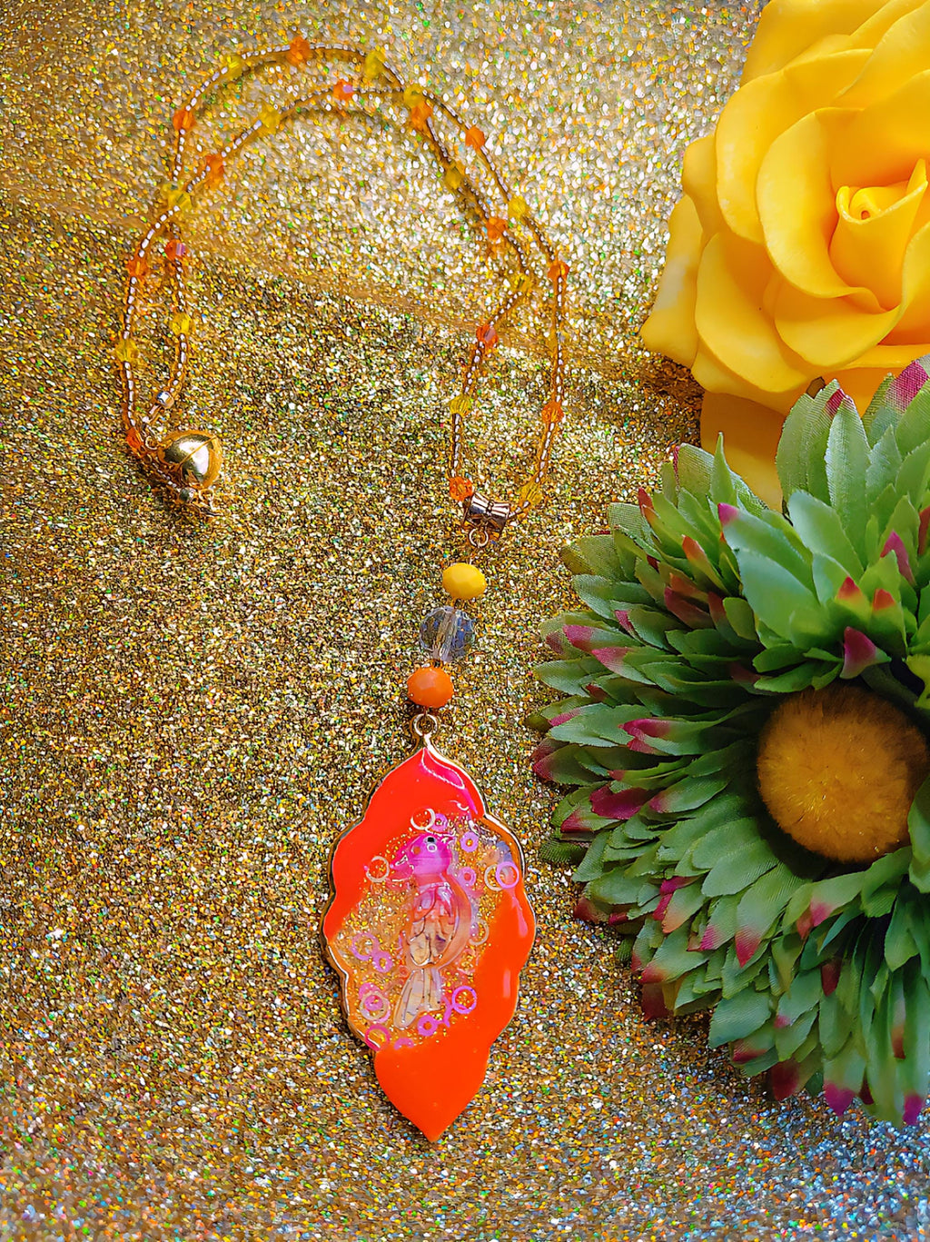 Collier " coco brazil "  perroquet des îles tropicales, résiné à la main , serti de cristaux multicolores , Bijou artisanal
