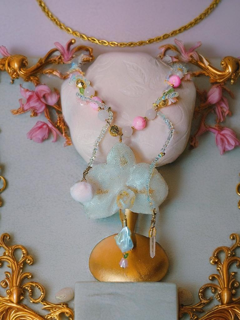 Collier orchidée " sourire d'ange " en quartz rose , perles d’eau douce & cristal , fleur résiné à la main , bijou féerique romantique