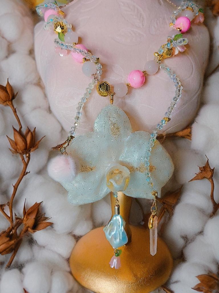 Collier orchidée " sourire d'ange " en quartz rose , perles d’eau douce & cristal , fleur résiné à la main , bijou féerique romantique