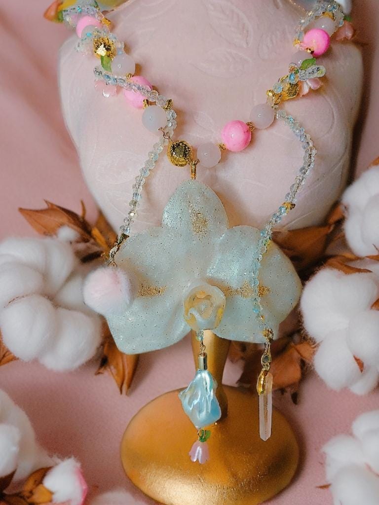 Collier orchidée " sourire d'ange " en quartz rose , perles d’eau douce & cristal , fleur résiné à la main , bijou féerique romantique