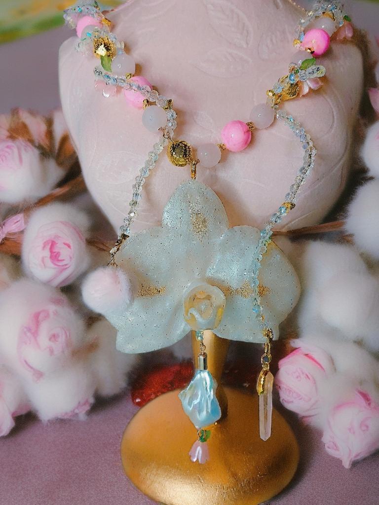 Collier orchidée " sourire d'ange " en quartz rose , perles d’eau douce & cristal , fleur résiné à la main , bijou féerique romantique