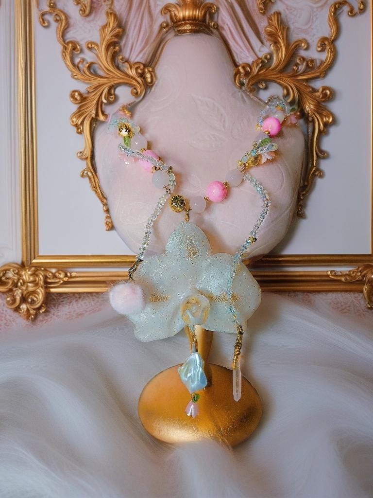 Collier orchidée " sourire d'ange " en quartz rose , perles d’eau douce & cristal , fleur résiné à la main , bijou féerique romantique