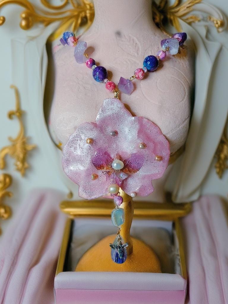 Collier orchidée rêves des anges en améthyste naturelle, perles d’eau douce & jaspe – Bijou trésors des anges fleur éternelle