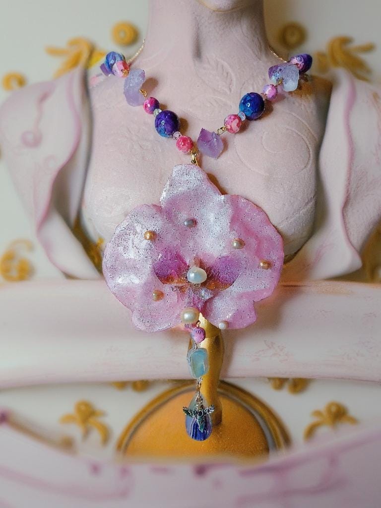 Collier orchidée rêves des anges en améthyste naturelle, perles d’eau douce & jaspe – Bijou trésors des anges fleur éternelle