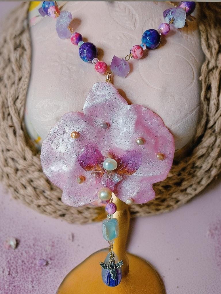 Collier orchidée rêves des anges en améthyste naturelle, perles d’eau douce & jaspe – Bijou trésors des anges fleur éternelle