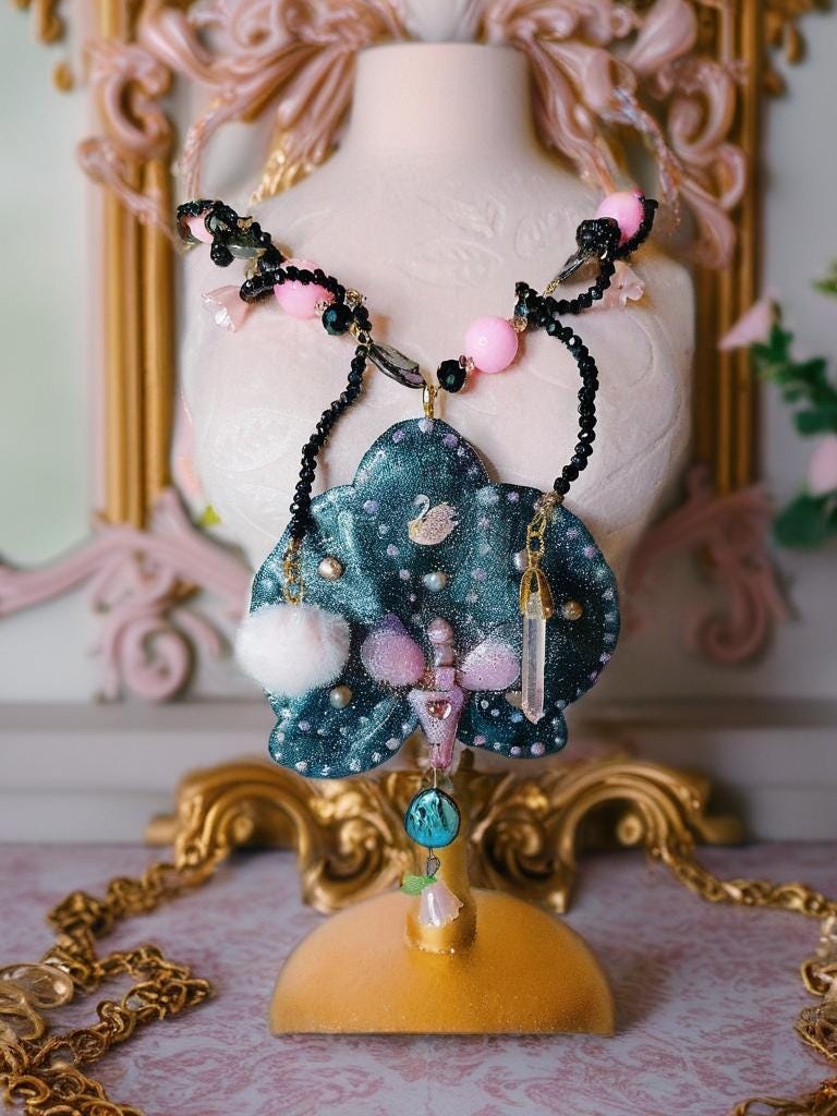 Collier Fleur éternelle Orchidée Véritable |Perles d'eau douce | Bijou Botanique Fleurs Séchées Fait Main | cristal noir