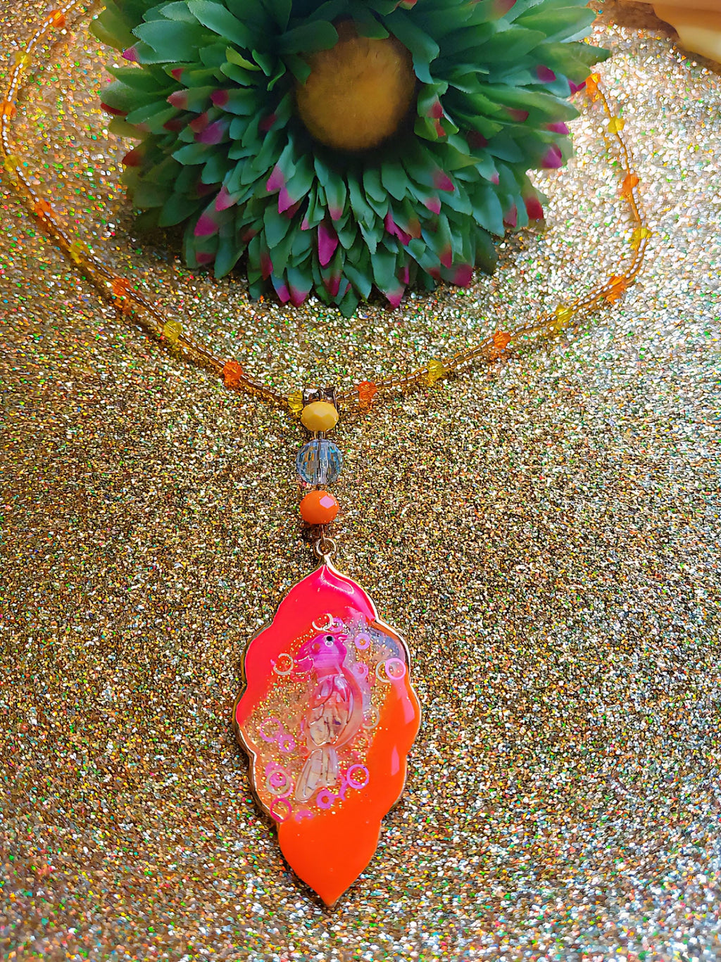 Collier " coco brazil "  perroquet des îles tropicales, résiné à la main , serti de cristaux multicolores , Bijou artisanal