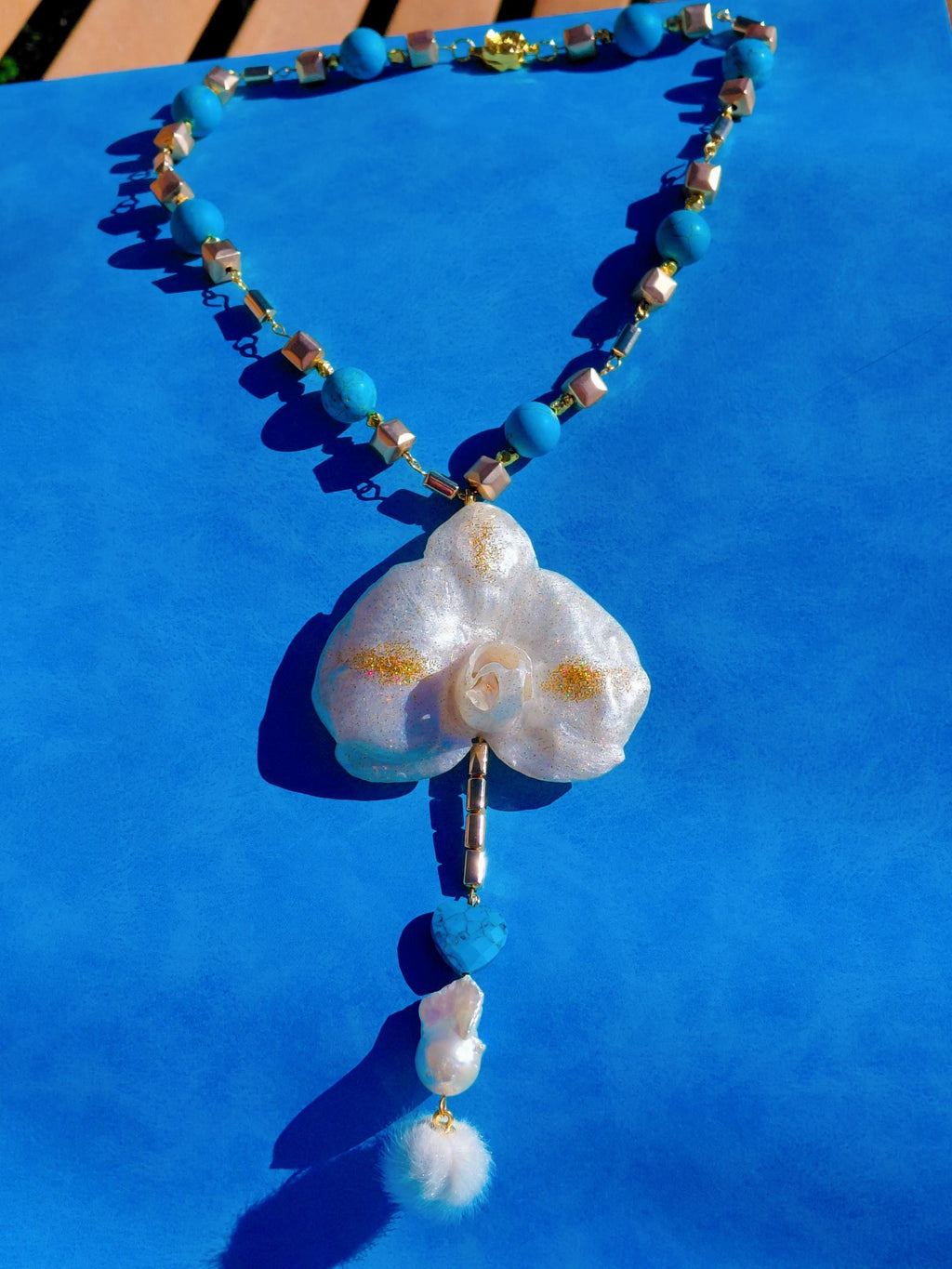 Collier orchidée des tropiques en perles d’eau douce naturelle , turquoise et hématite – bijou exotique fait main – Cadeau femme unique