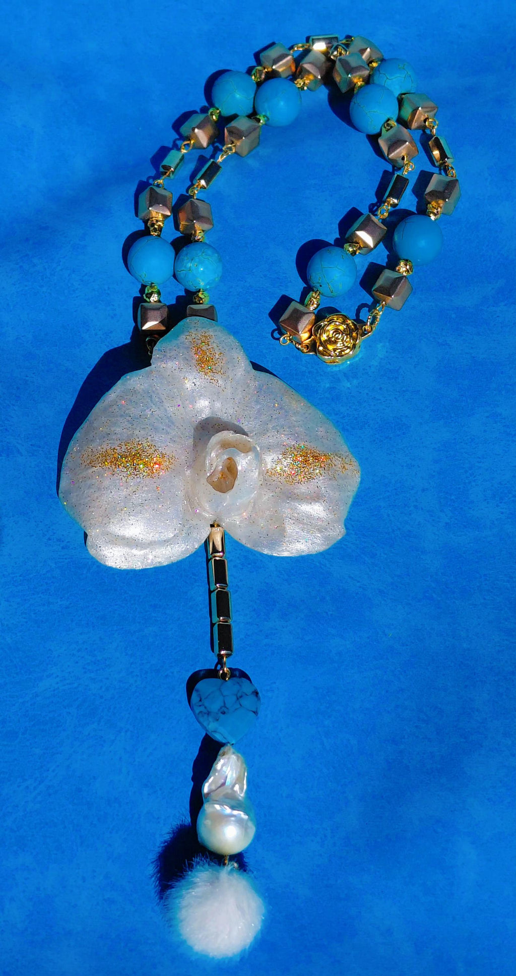 Collier orchidée des tropiques en perles d’eau douce naturelle , turquoise et hématite – bijou exotique fait main – Cadeau femme unique
