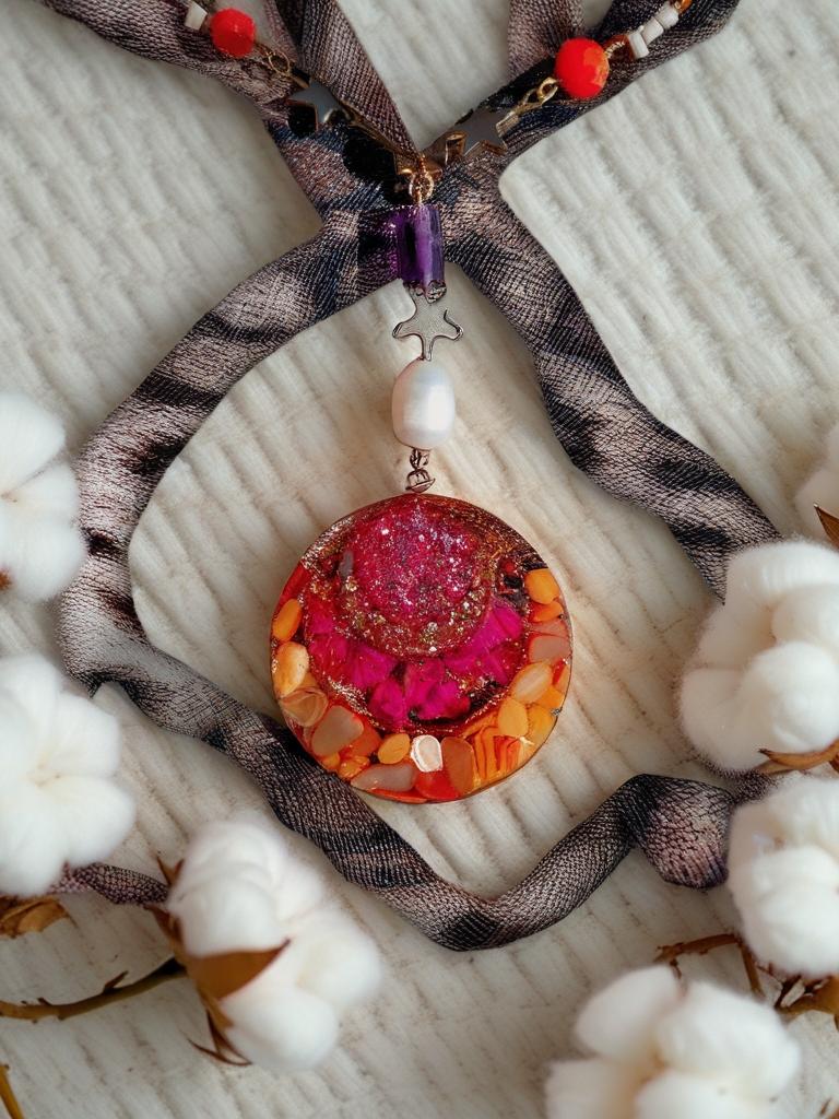 Collier safari en Afrique , pendentif résiné à la main , chaîne en cristal coloré , perles d’eau douce naturelle et hématite