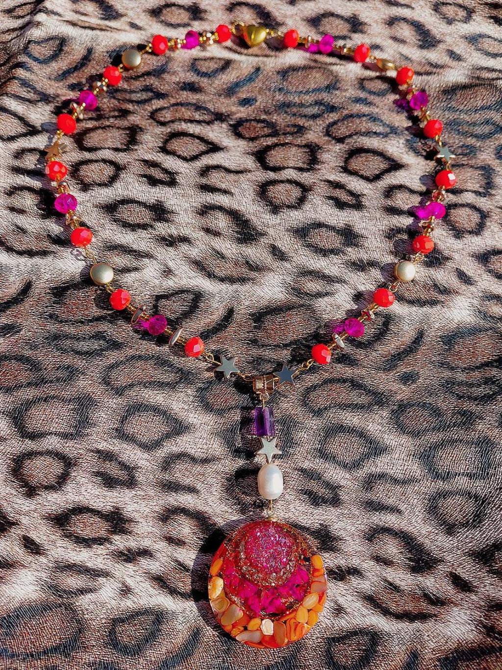 Collier safari en Afrique , pendentif résiné à la main , chaîne en cristal coloré , perles d’eau douce naturelle et hématite