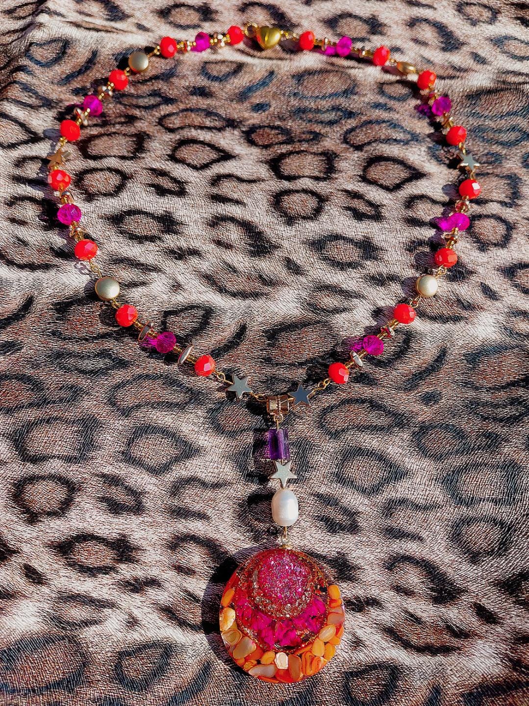 Collier safari en Afrique , pendentif résiné à la main , chaîne en cristal coloré , perles d’eau douce naturelle et hématite