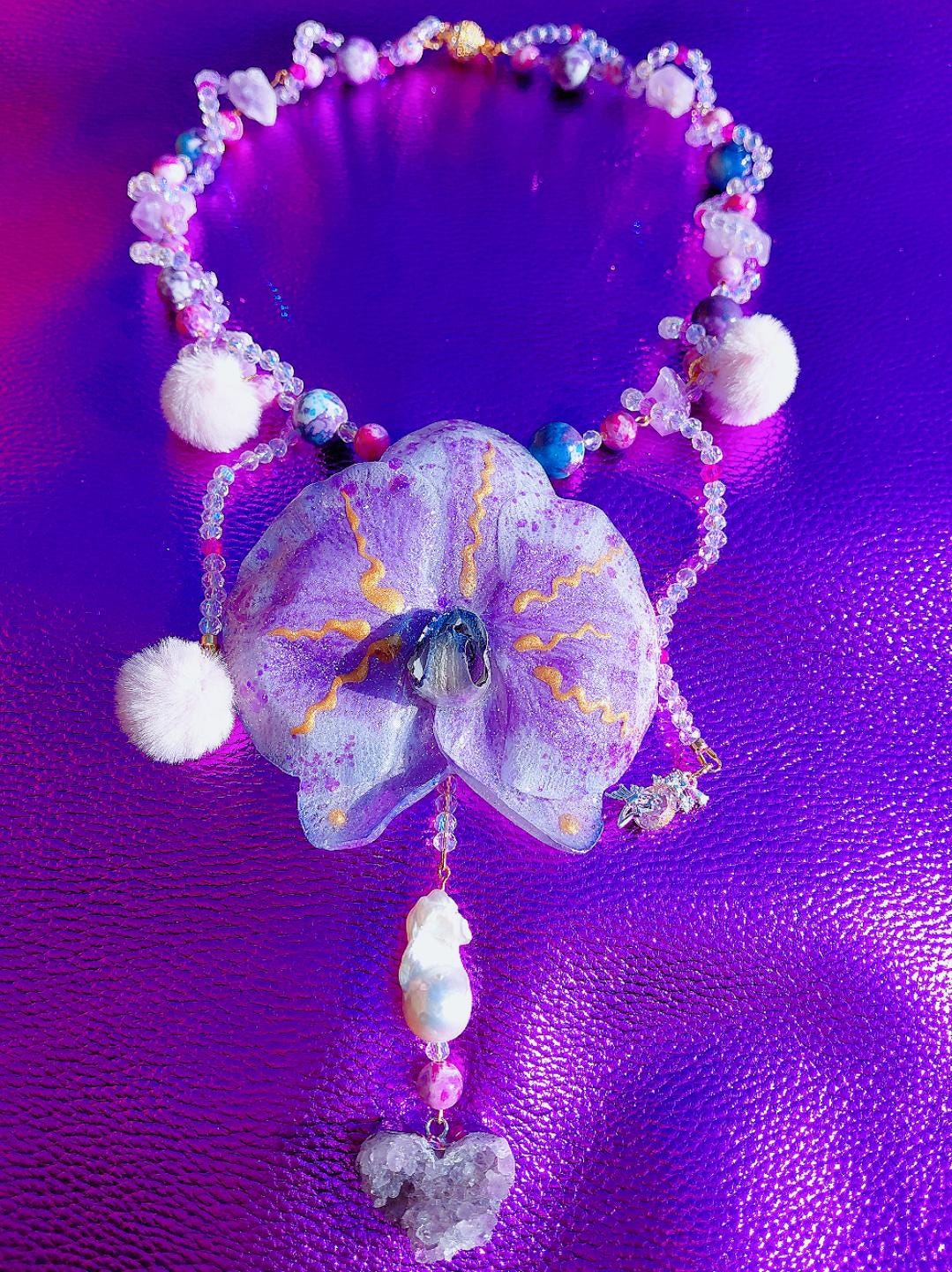 Collier Orchidée des anges en perles d’eau douce , améthyste & jaspe , serti d'un cœur en améthyste , bijou fleur exotique résiné à la main