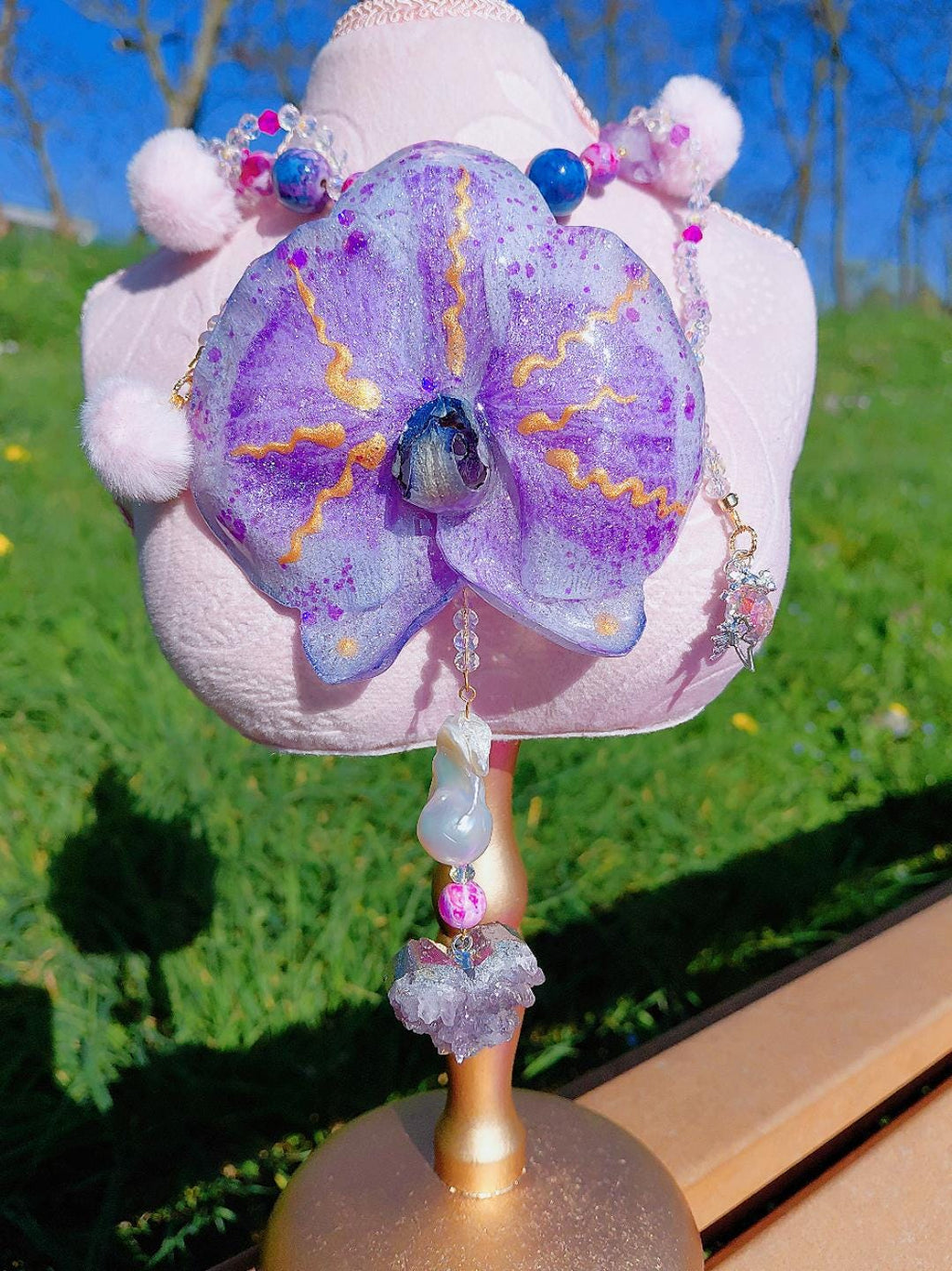 Collier Orchidée des anges en perles d’eau douce , améthyste & jaspe , serti d'un cœur en améthyste , bijou fleur exotique résiné à la main