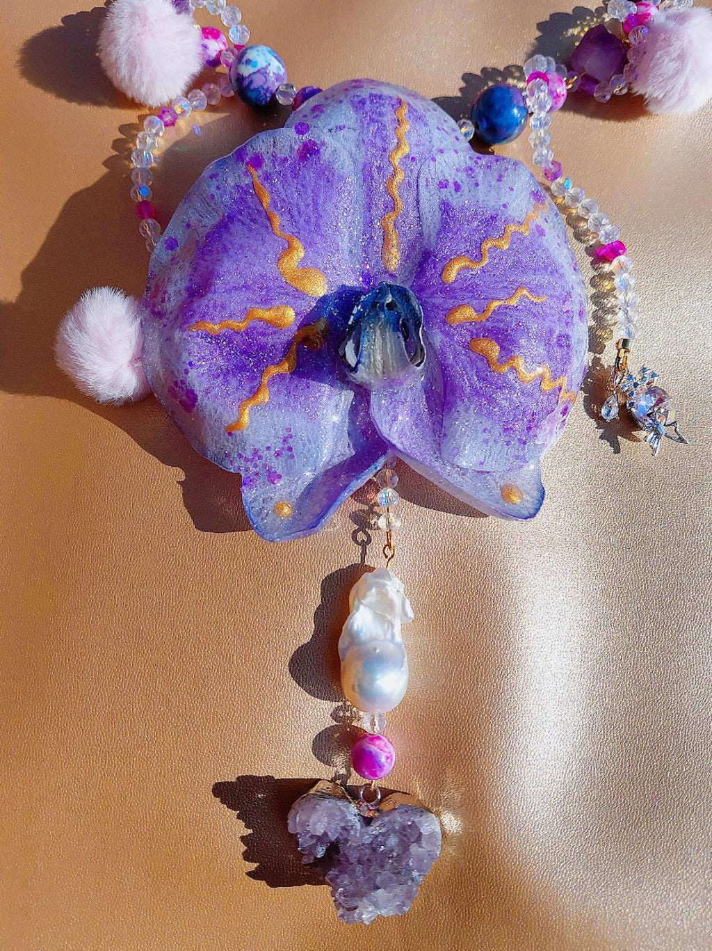 Collier Orchidée des anges en perles d’eau douce , améthyste & jaspe , serti d'un cœur en améthyste , bijou fleur exotique résiné à la main