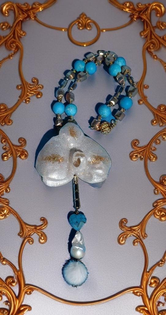 Collier orchidée des tropiques en perles d’eau douce naturelle , turquoise et hématite – bijou exotique fait main – Cadeau femme unique