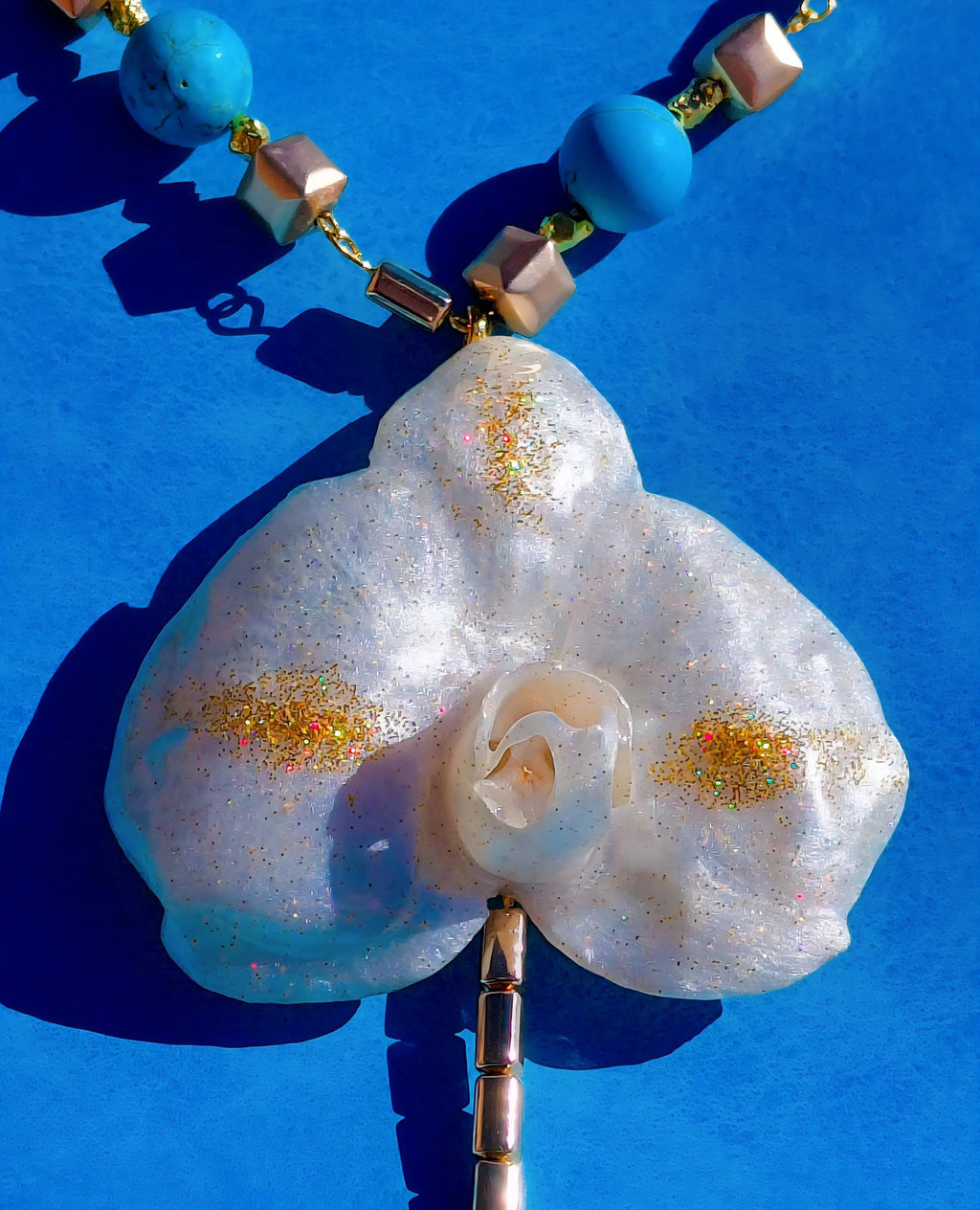 Collier orchidée des tropiques en perles d’eau douce naturelle , turquoise et hématite – bijou exotique fait main – Cadeau femme unique
