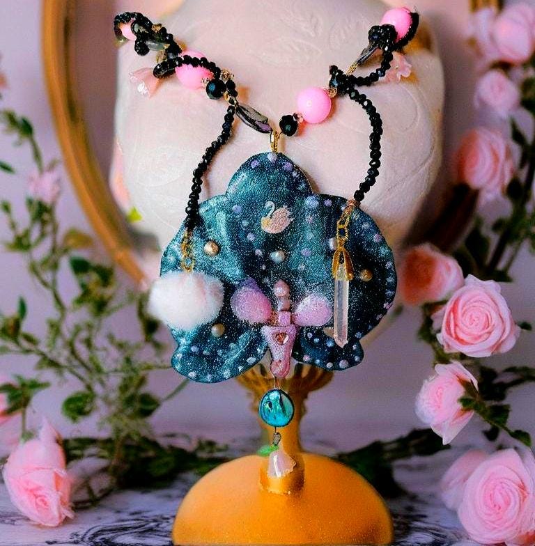 Collier Fleur éternelle Orchidée Véritable |Perles d'eau douce | Bijou Botanique Fleurs Séchées Fait Main | cristal noir