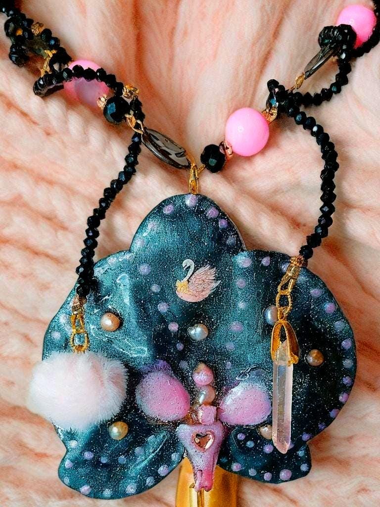 Collier Fleur éternelle Orchidée Véritable |Perles d'eau douce | Bijou Botanique Fleurs Séchées Fait Main | cristal noir