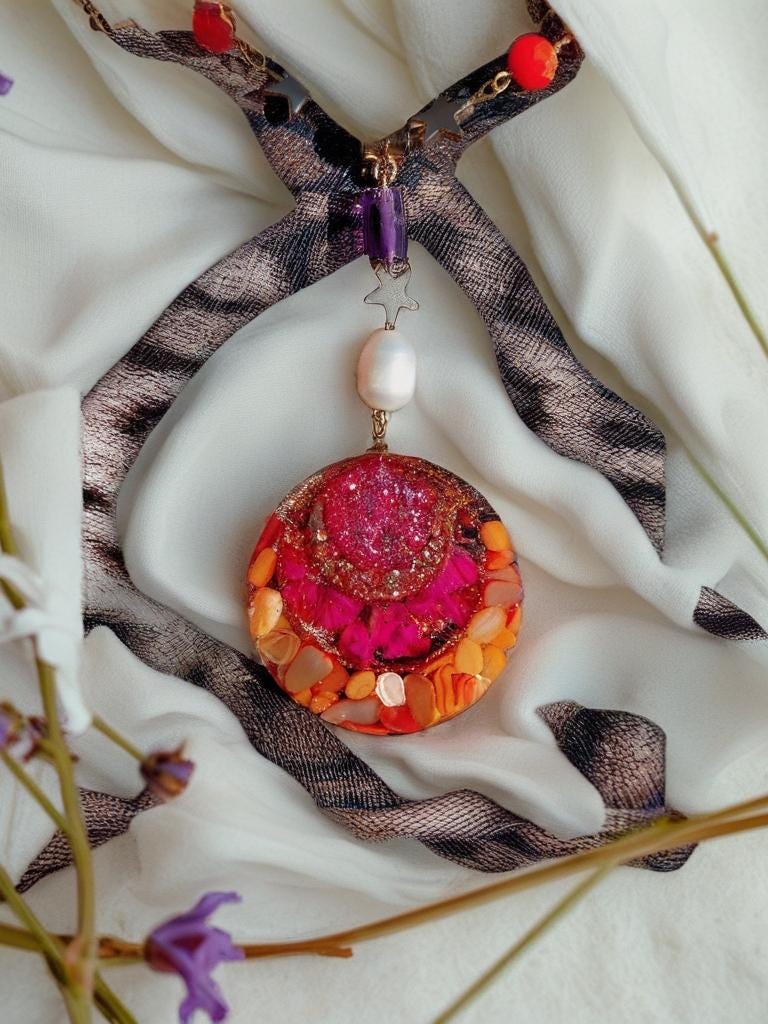 Collier safari en Afrique , pendentif résiné à la main , chaîne en cristal coloré , perles d’eau douce naturelle et hématite