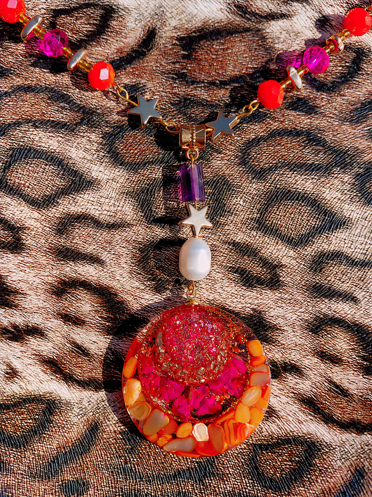 Collier safari en Afrique , pendentif résiné à la main , chaîne en cristal coloré , perles d’eau douce naturelle et hématite
