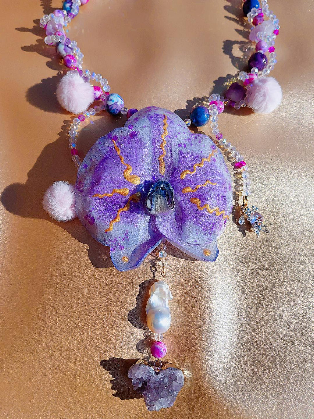 Collier Orchidée des anges en perles d’eau douce , améthyste & jaspe , serti d'un cœur en améthyste , bijou fleur exotique résiné à la main