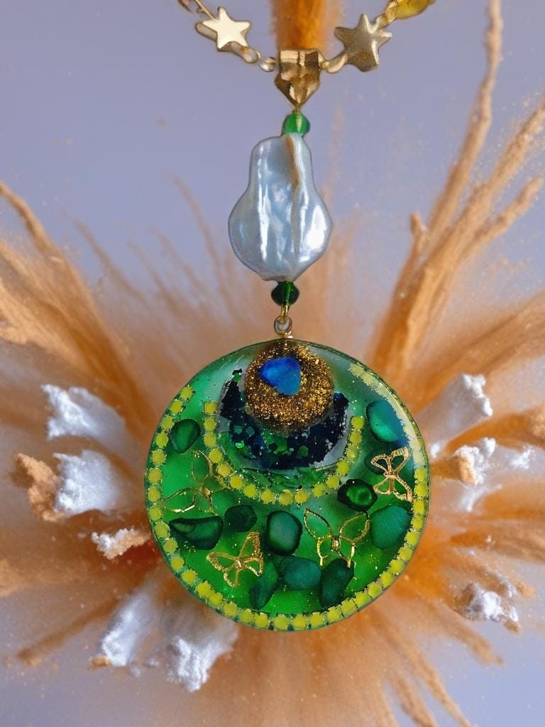 Collier " papillon des tropiques " pendentif  papillons or résiné à la main , chaîne perles d’eau douce, cristal & hématite, bijou tropical