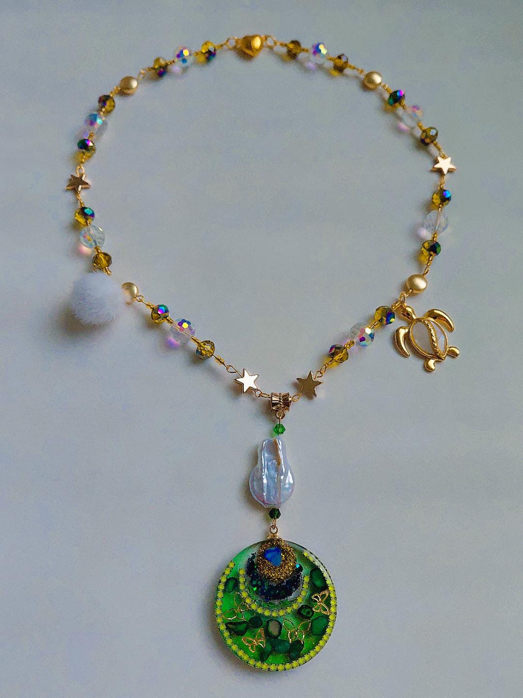 Collier " papillon des tropiques " pendentif  papillons or résiné à la main , chaîne perles d’eau douce, cristal & hématite, bijou tropical