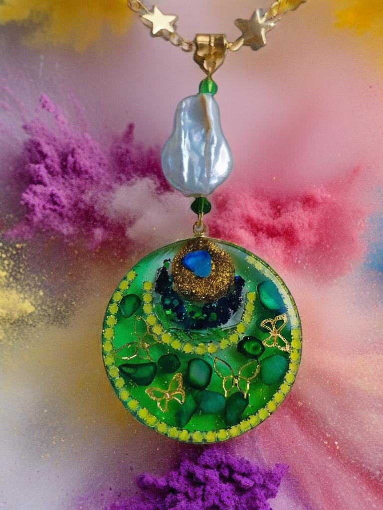 Collier " papillon des tropiques " pendentif  papillons or résiné à la main , chaîne perles d’eau douce, cristal & hématite, bijou tropical