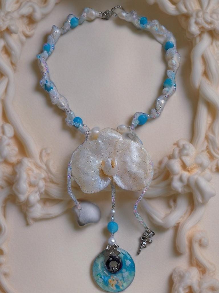 Collier Orchidée des anges résinée - Perles d’Eau Douce, Angelite , cristal- bijou féerique- fait main