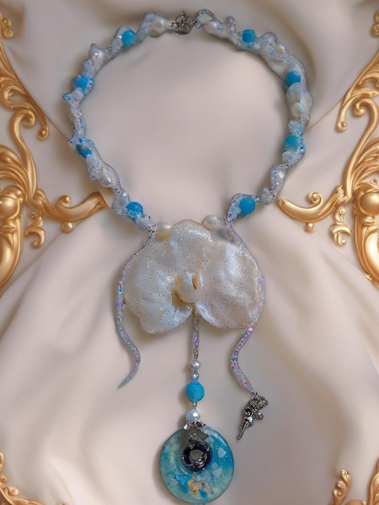 Collier Orchidée des anges résinée - Perles d’Eau Douce, Angelite , cristal- bijou féerique- fait main
