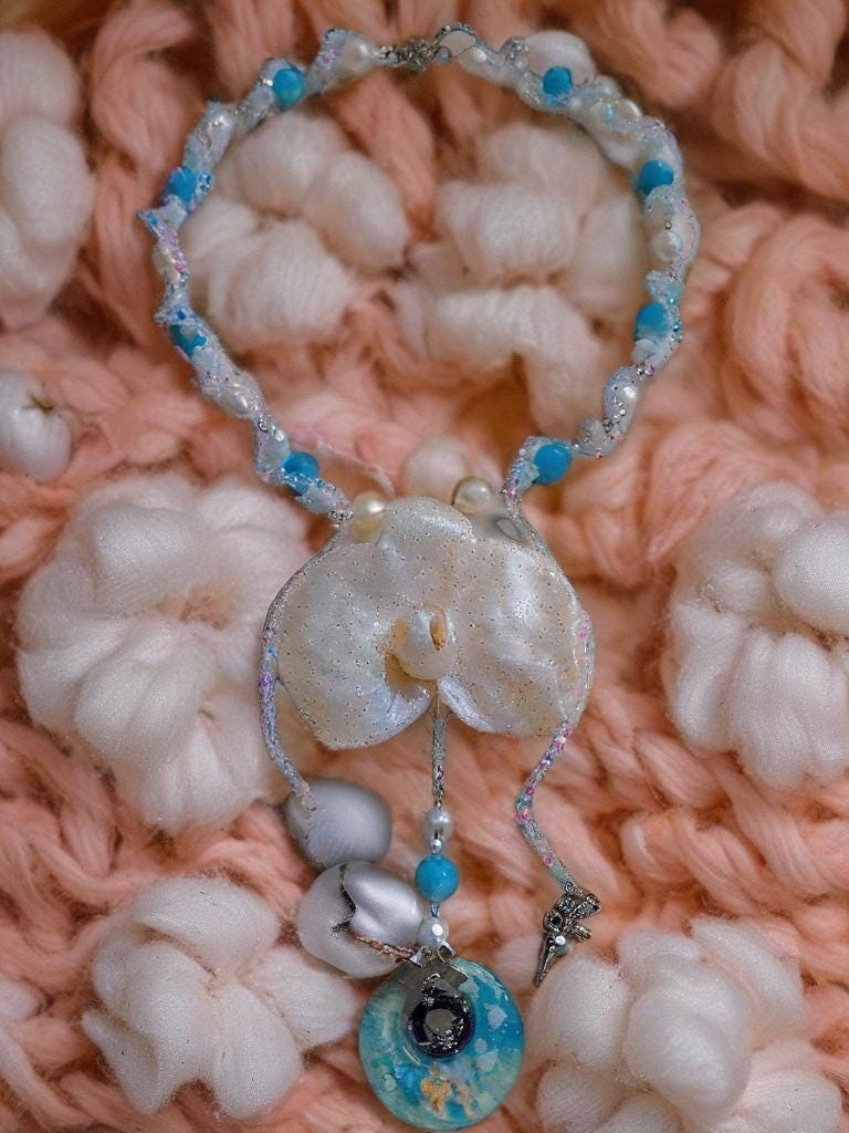 Collier Orchidée des anges résinée - Perles d’Eau Douce, Angelite , cristal- bijou féerique- fait main
