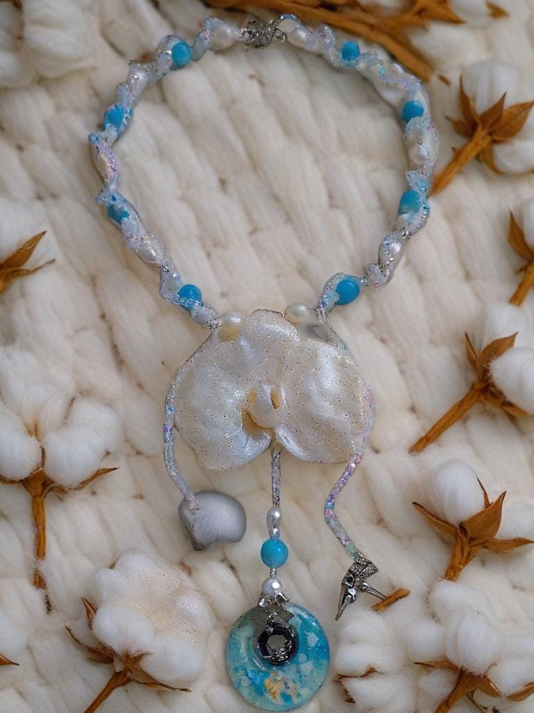 Collier Orchidée des anges résinée - Perles d’Eau Douce, Angelite , cristal- bijou féerique- fait main