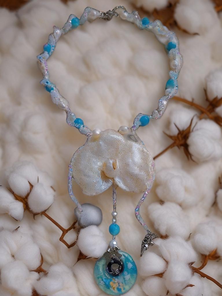 Collier Orchidée des anges résinée - Perles d’Eau Douce, Angelite , cristal- bijou féerique- fait main