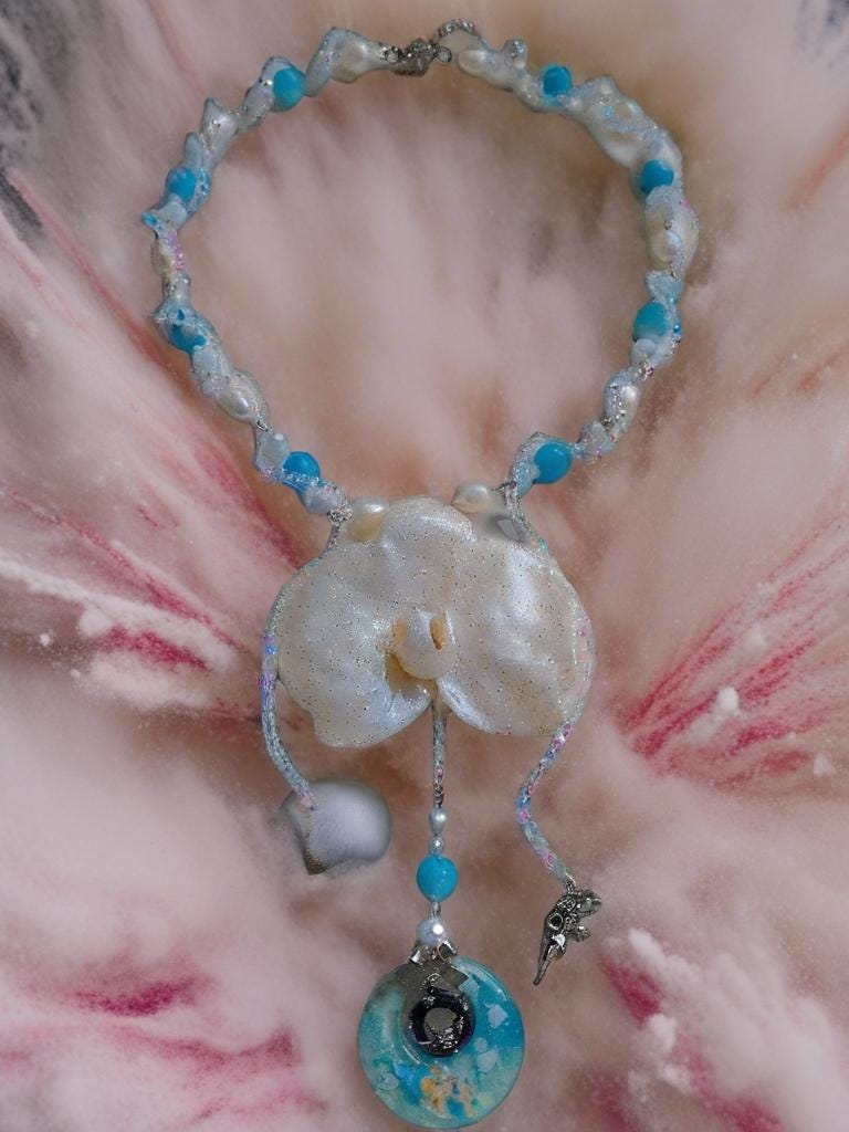 Collier Orchidée des anges résinée - Perles d’Eau Douce, Angelite , cristal- bijou féerique- fait main