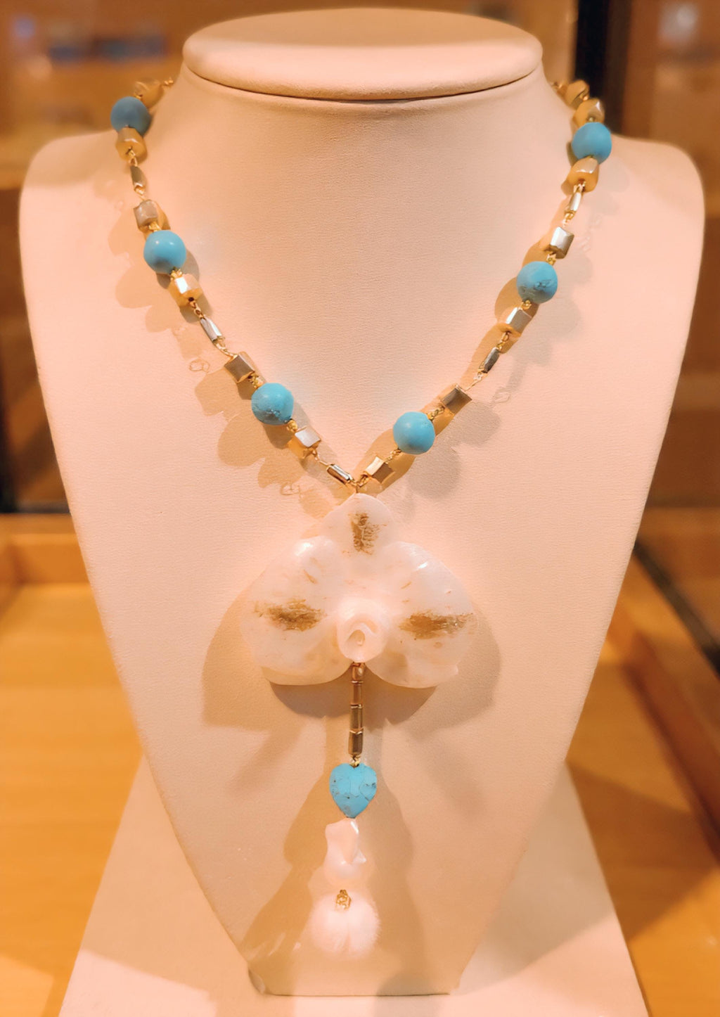 Collier orchidée des tropiques en perles d’eau douce naturelle , turquoise et hématite – bijou exotique fait main – Cadeau femme unique