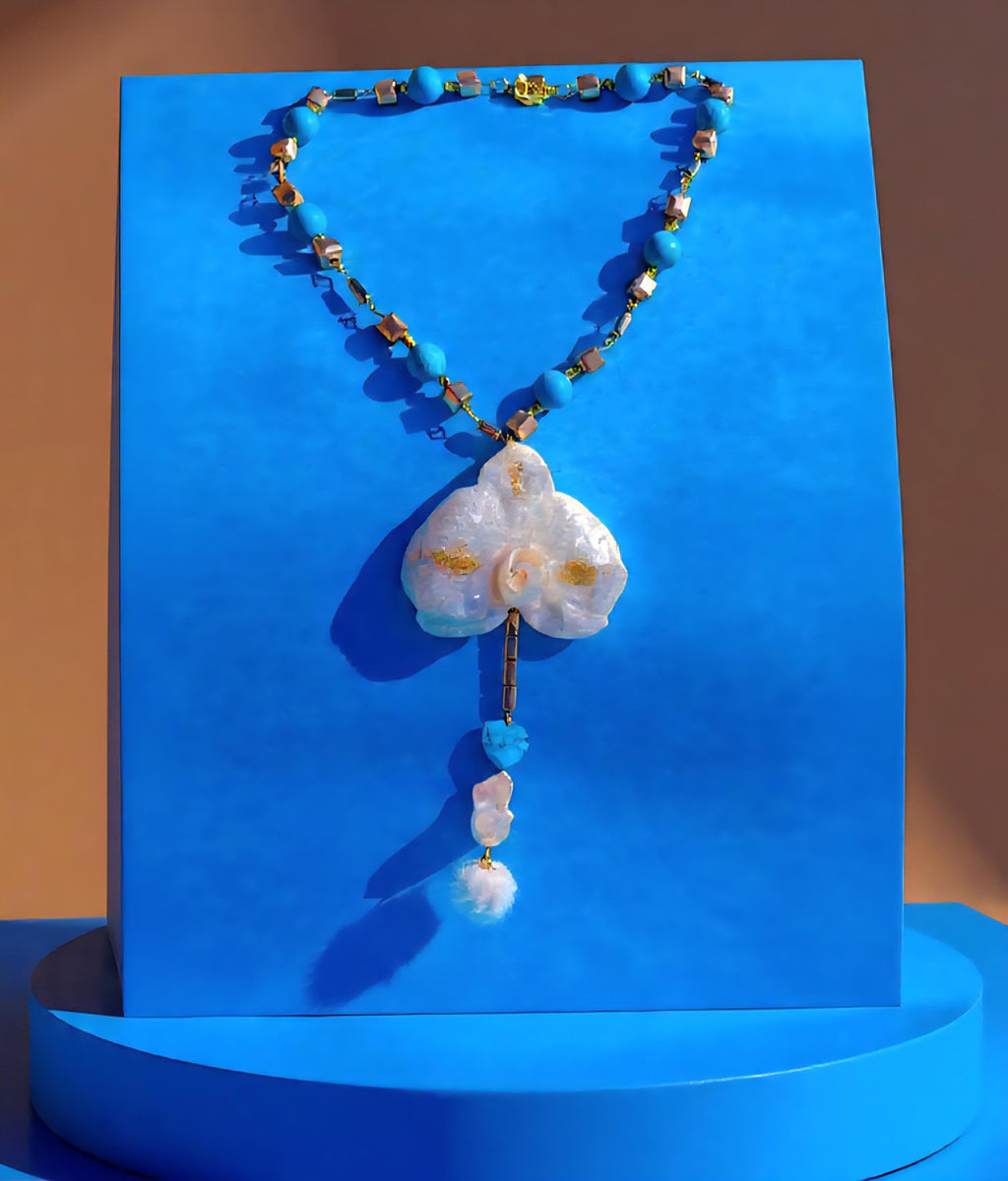 Collier orchidée des tropiques en perles d’eau douce naturelle , turquoise et hématite – bijou exotique fait main – Cadeau femme unique
