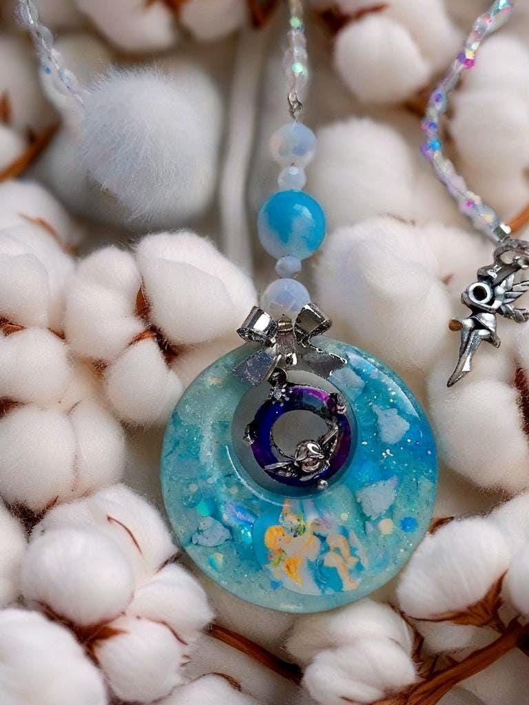 Collier Orchidée des anges résinée - Perles d’Eau Douce, Angelite , cristal- bijou féerique- fait main