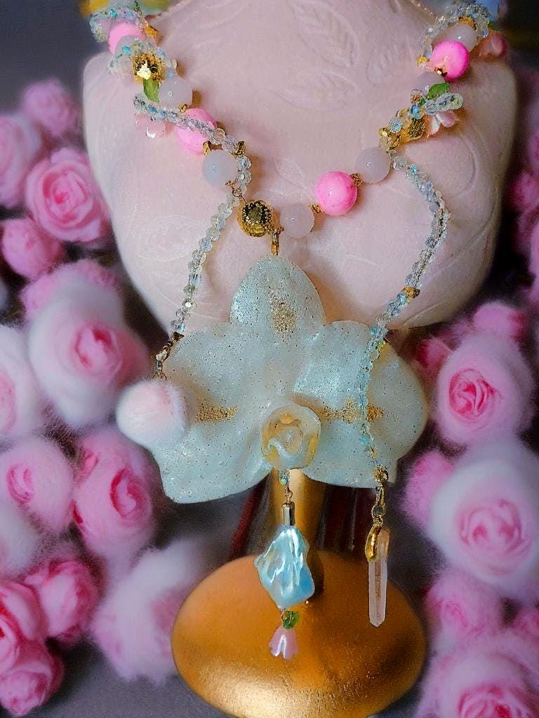 Collier orchidée " sourire d'ange " en quartz rose , perles d’eau douce & cristal , fleur résiné à la main , bijou féerique romantique
