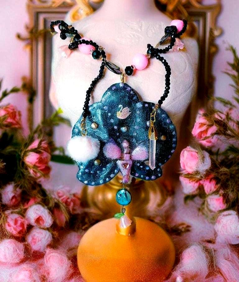 Collier Fleur éternelle Orchidée Véritable |Perles d'eau douce | Bijou Botanique Fleurs Séchées Fait Main | cristal noir