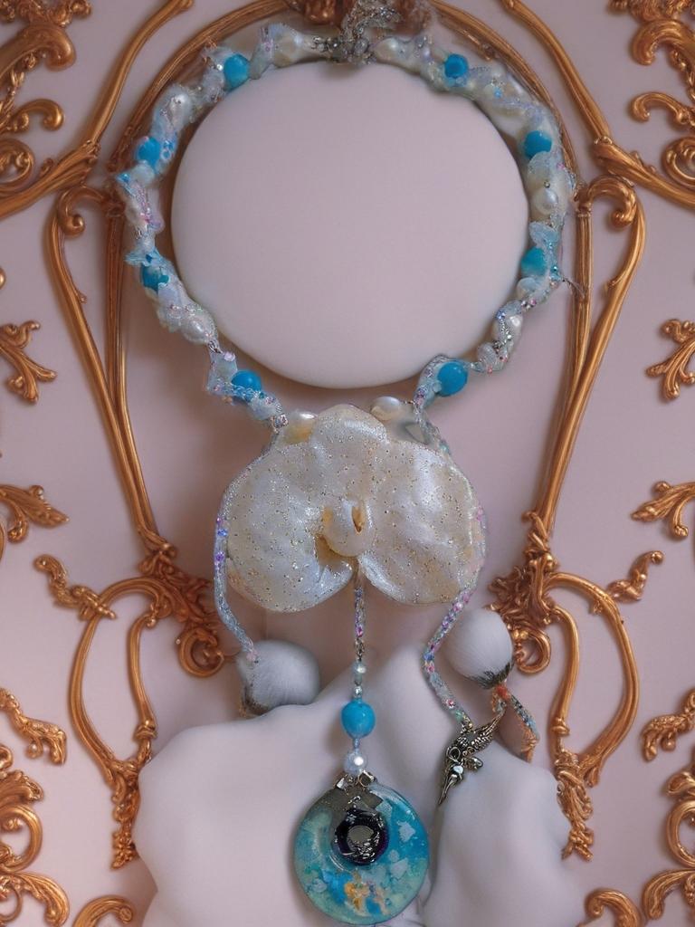 Collier Orchidée des anges résinée - Perles d’Eau Douce, Angelite , cristal- bijou féerique- fait main