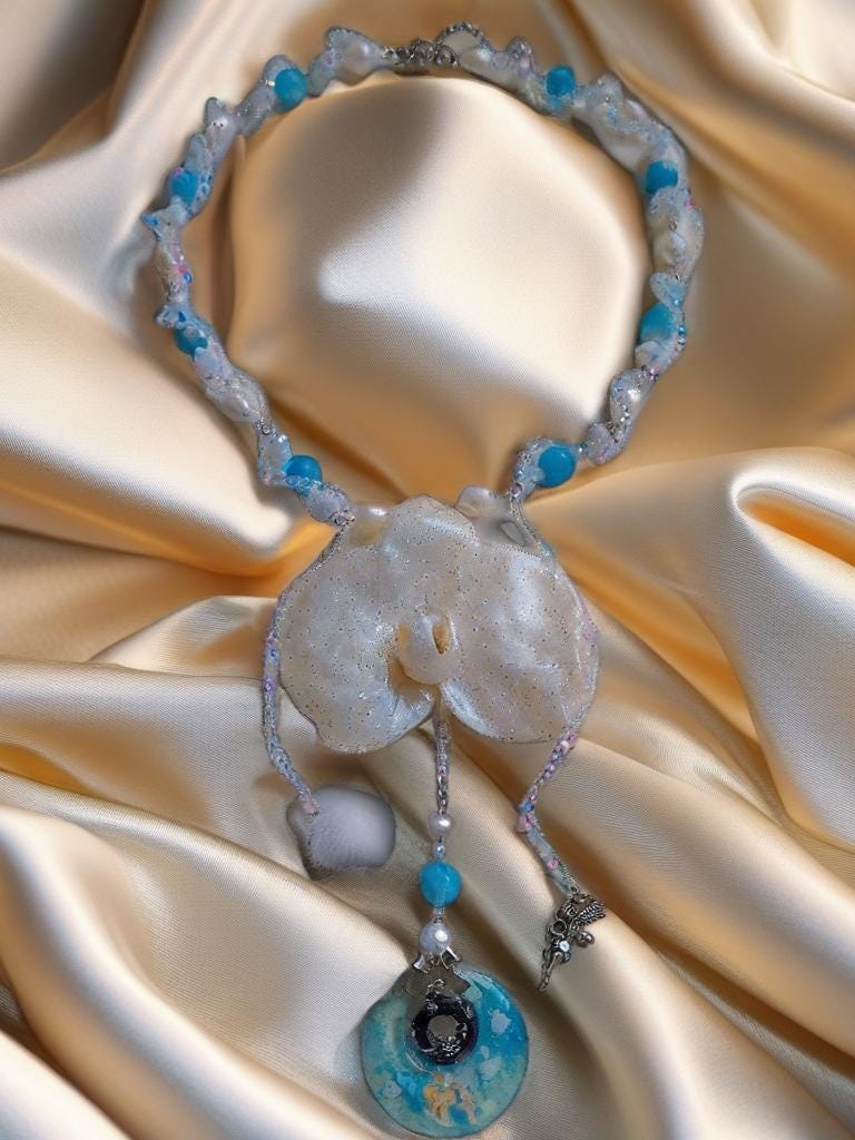 Collier Orchidée des anges résinée - Perles d’Eau Douce, Angelite , cristal- bijou féerique- fait main