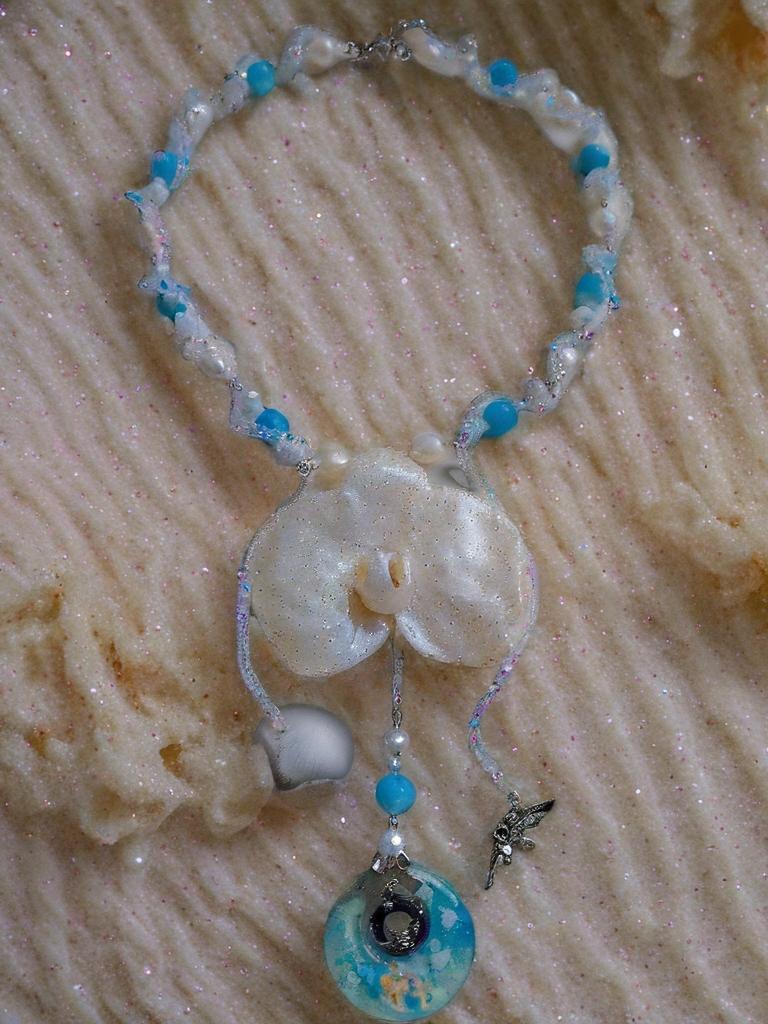 Collier Orchidée des anges résinée - Perles d’Eau Douce, Angelite , cristal- bijou féerique- fait main