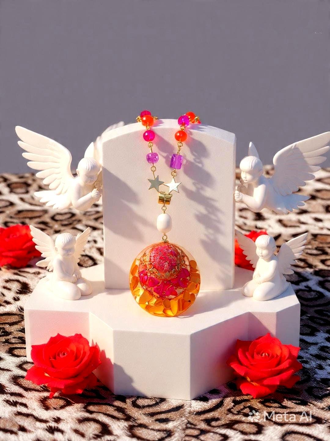 Collier safari en Afrique , pendentif résiné à la main , chaîne en cristal coloré , perles d’eau douce naturelle et hématite